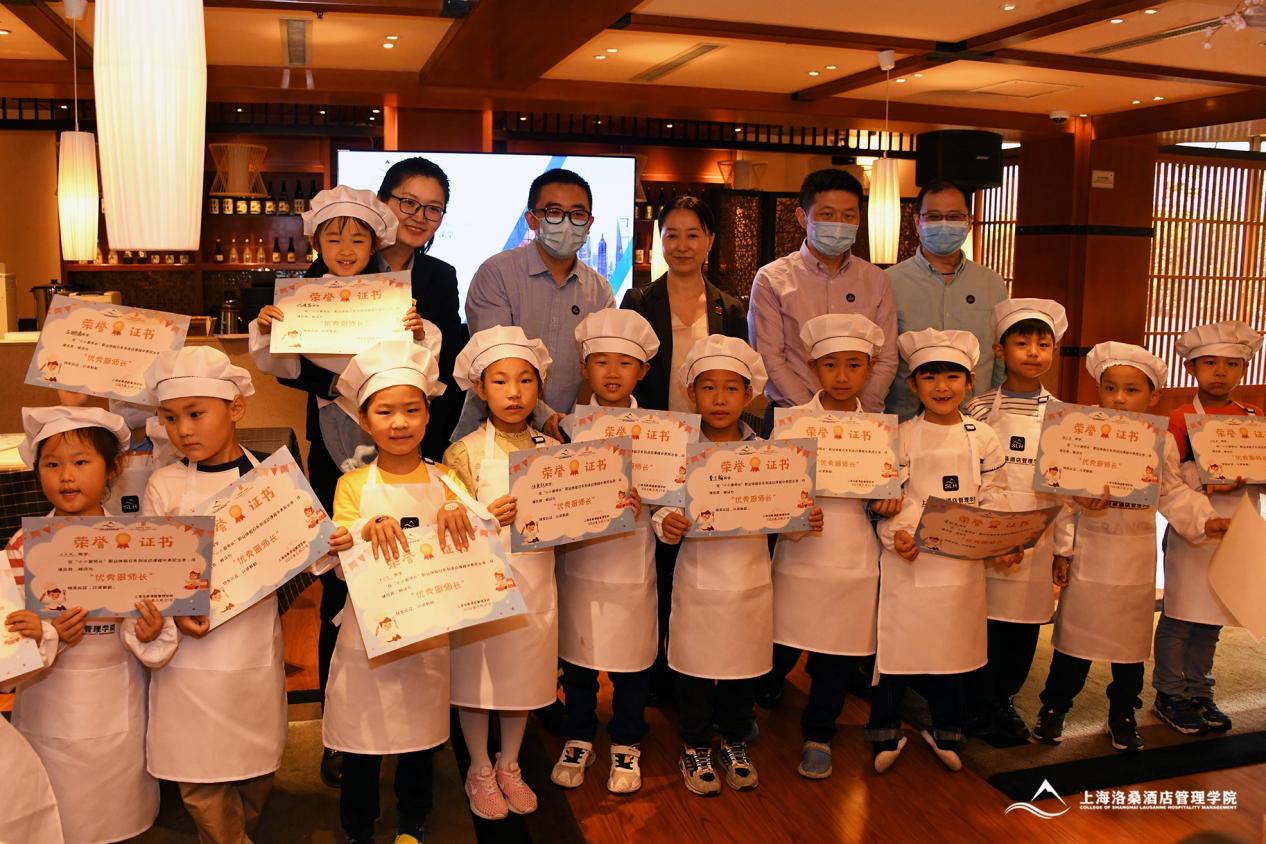 图为“小小厨师长”证书颁发现场 图为“小小厨师长”证书颁发现场