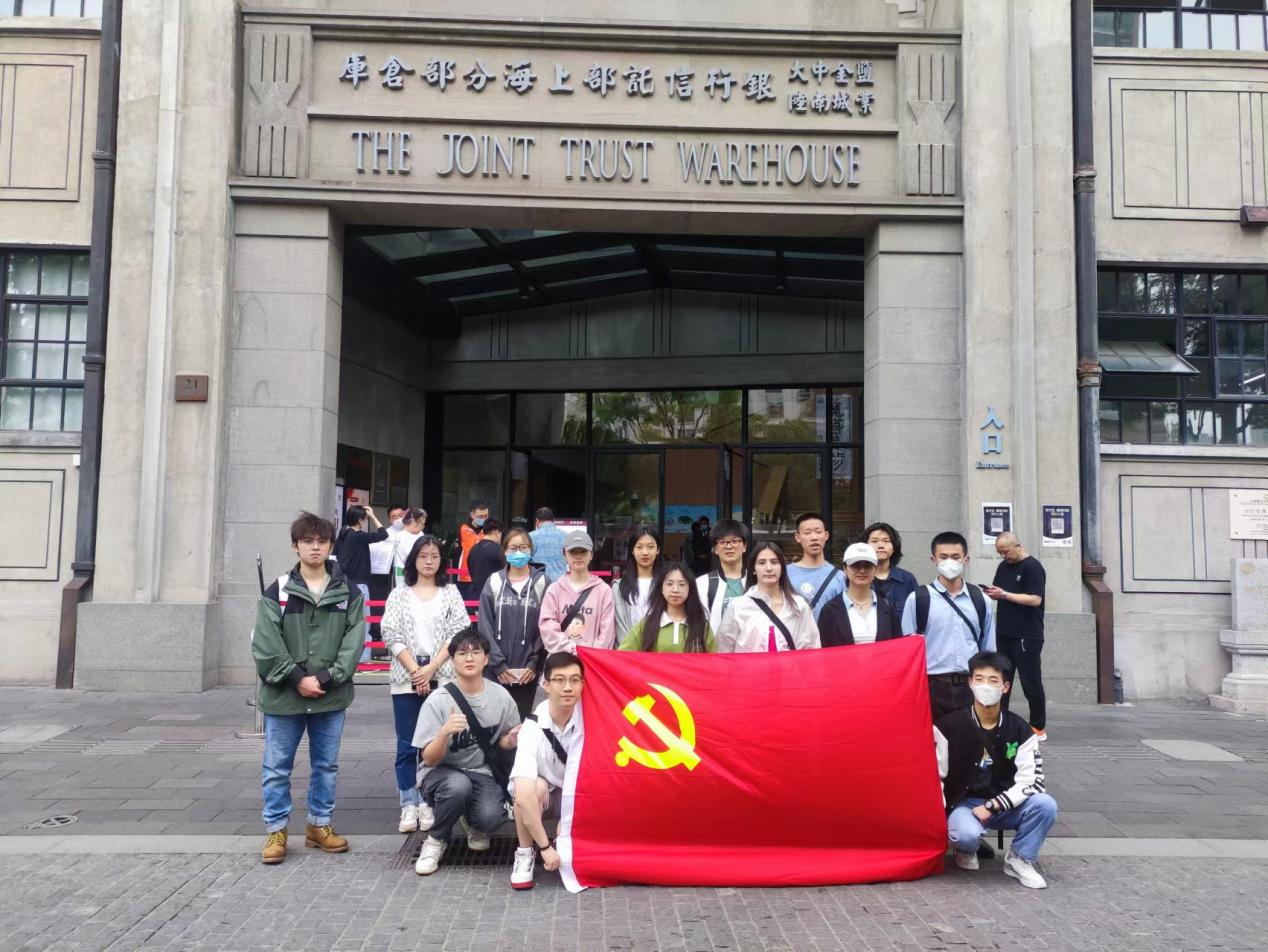 各入党积极分子在纪念馆前合影留念