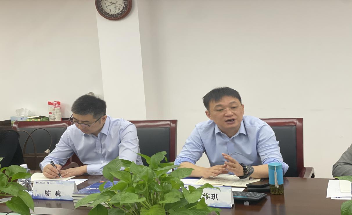 图为张维琪分享撰写研究报告的体会 图为张维琪分享撰写研究报告的体会