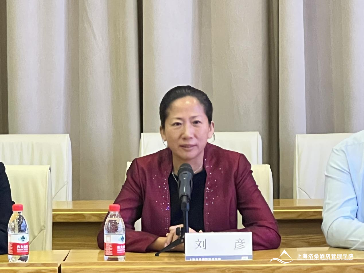 图为刘彦介绍三亚中瑞情况 图为刘彦介绍三亚中瑞情况