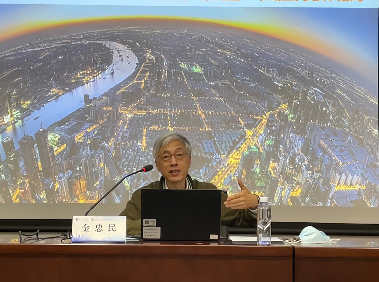 图为金忠民发言 图为金忠民发言