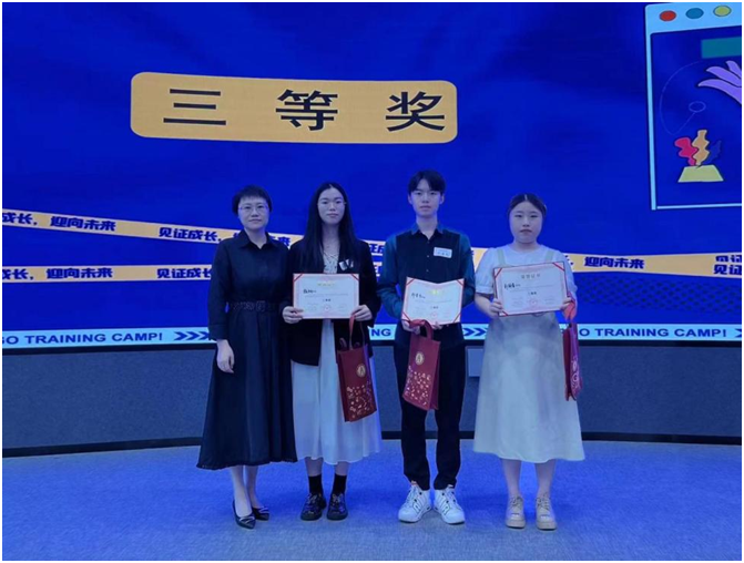 图为高洁静为三等奖同学颁奖 图为高洁静为三等奖同学颁奖