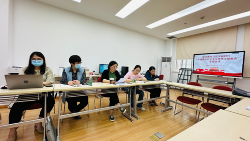 图为支部书记蒋平讲主题党课