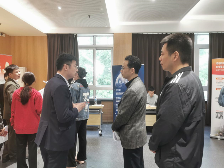 图为学院招聘会现场