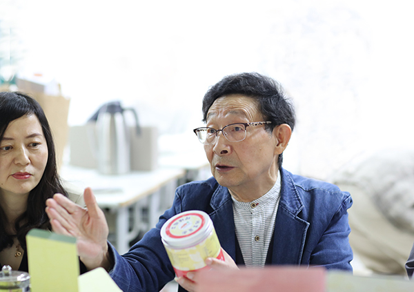 图为全国劳模、著名原创设计大师刘维亚教授在答辩现场点评毕设作品