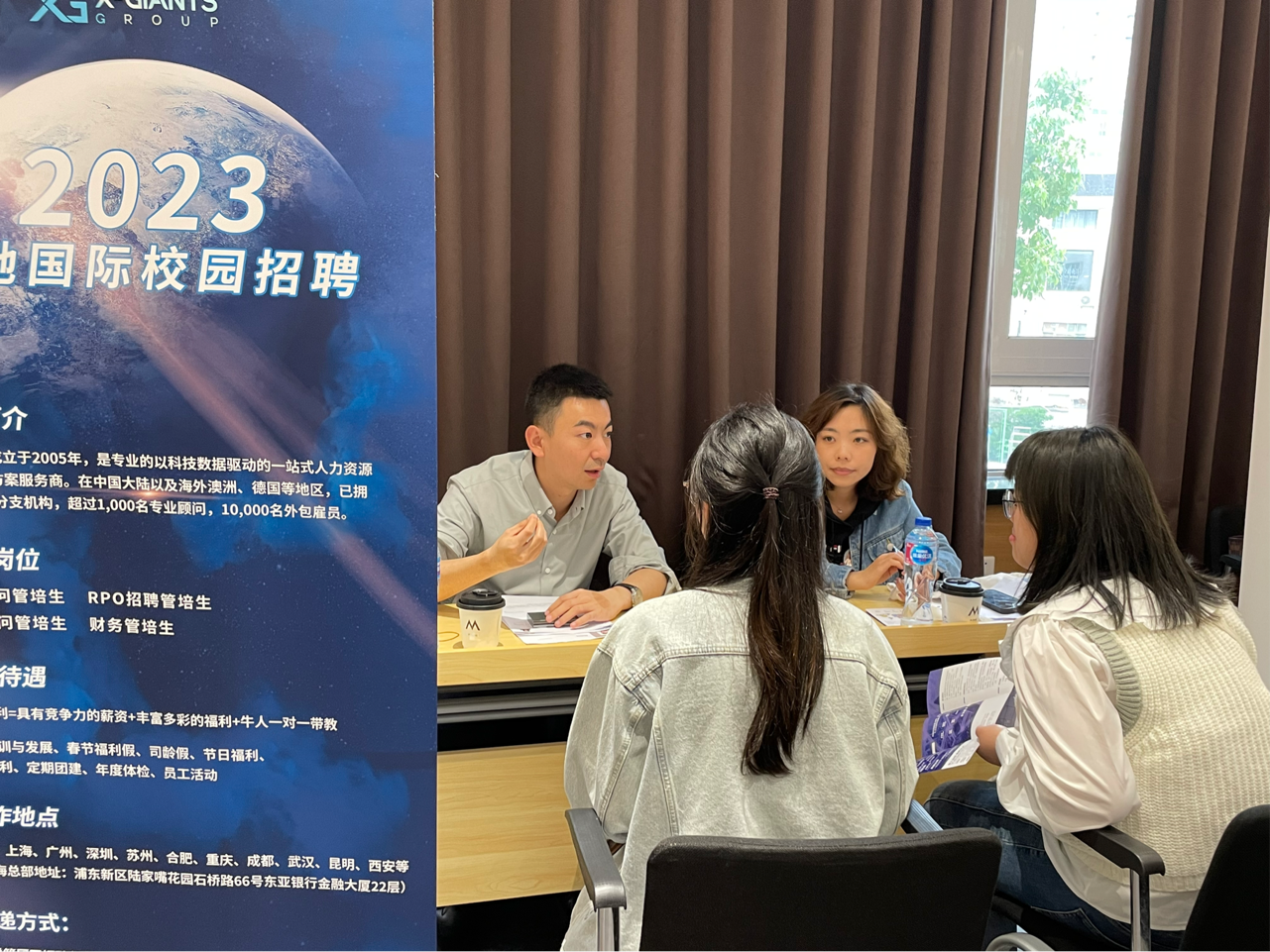 图为招聘会现场