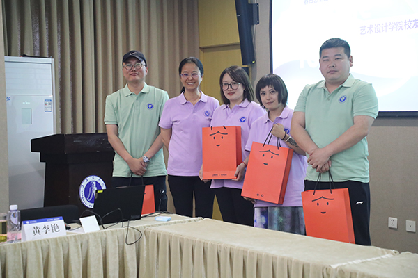 图为校党委副书记、纪委书记张洁为四位毕业10年、15年的校友送上特别的心意