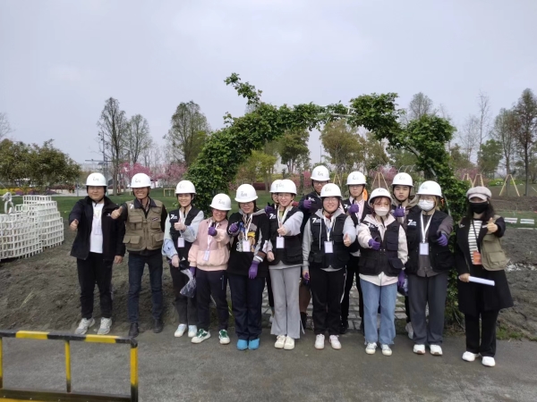 师生团队成员施工现场合影