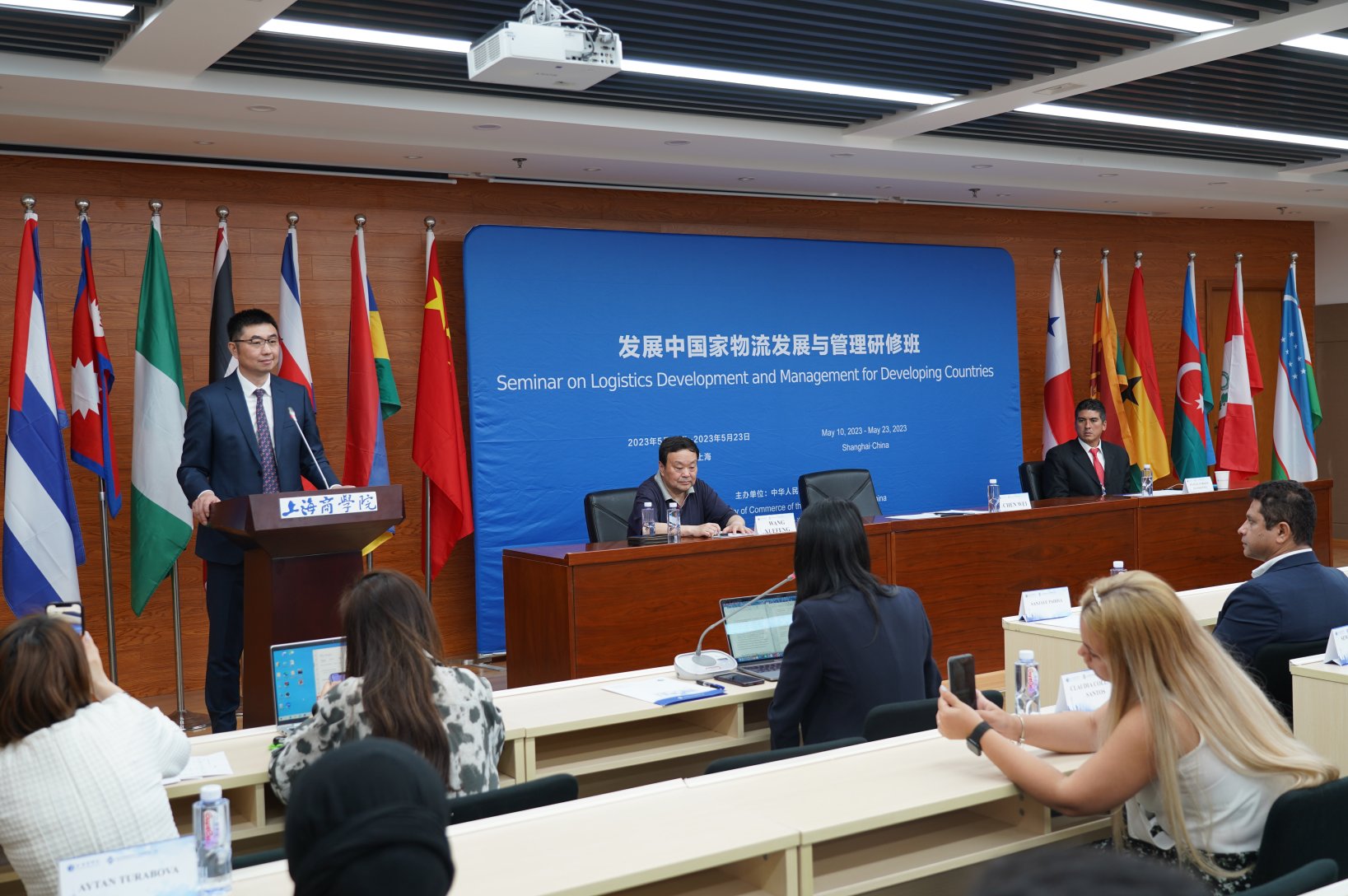 图为陈巍副院长在结业典礼上发言