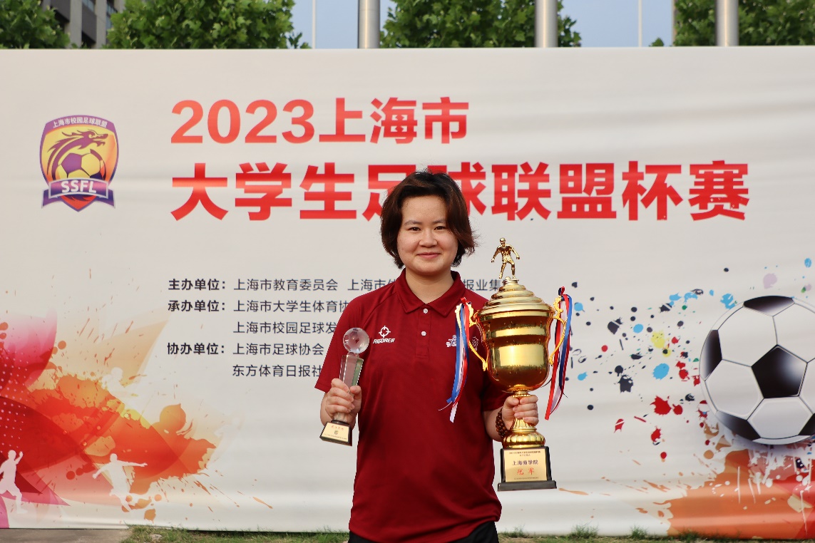 我校女足主教练徐琼获得“最佳教练”称号