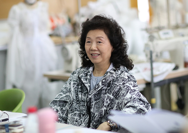 图为特邀北京奥运会化妆造型总设计、著名服化专家徐家华教授在答辩现场点评毕设作品