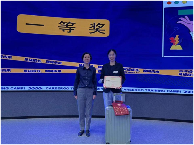 图为翁海明为一等奖同学颁奖 图为翁海明为一等奖同学颁奖