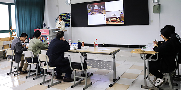 图为环境设计专业毕业生在参加答辩