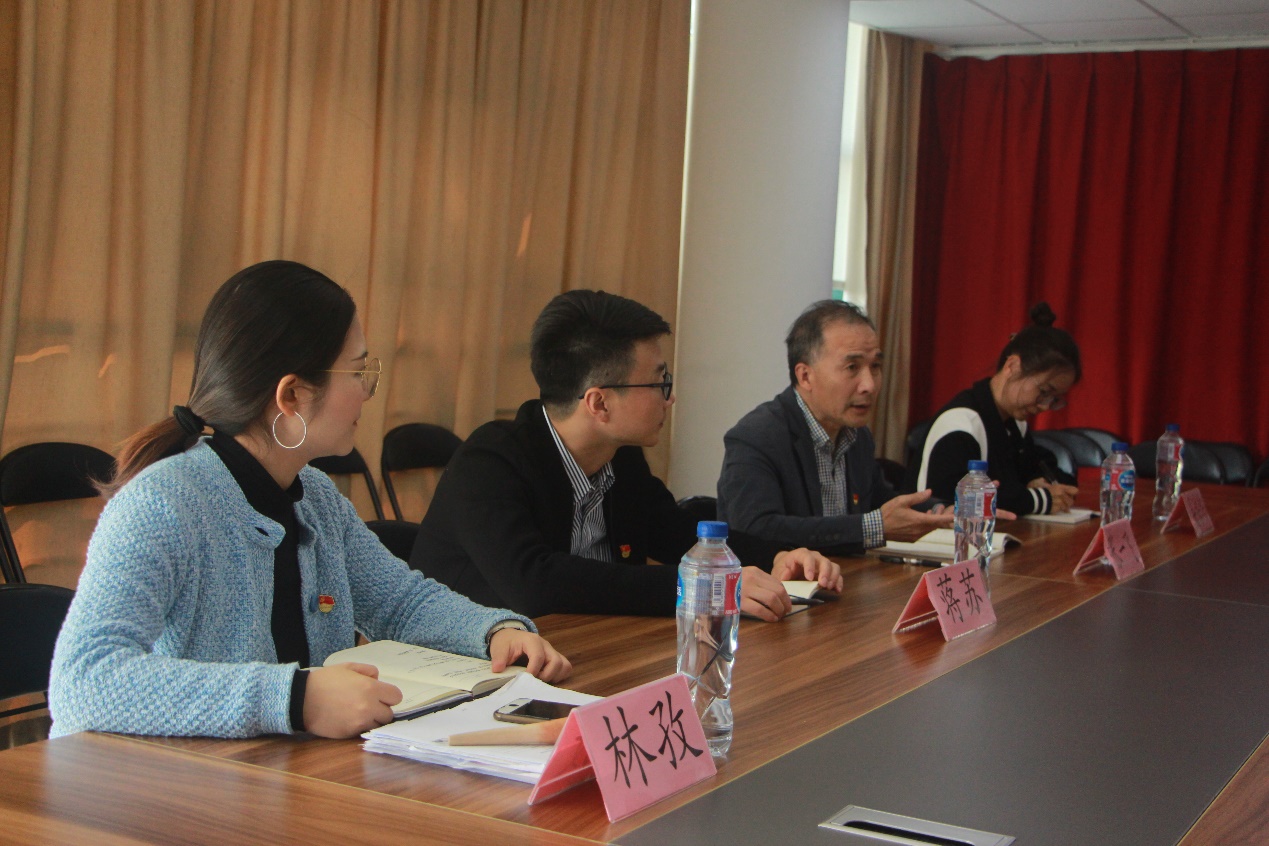 图为参会嘉宾与与同学热情讨论