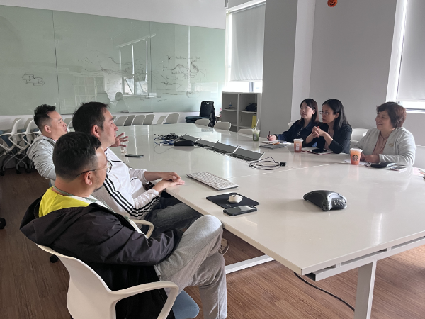 图为校党委副书记、纪委书记张洁在与受访企业座谈