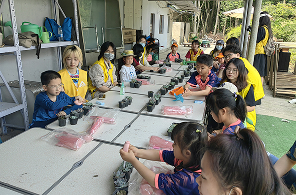 图为“艺院苗苗队”多肉植物种植活动现场