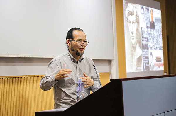 图为顾传熙教授在讲座中