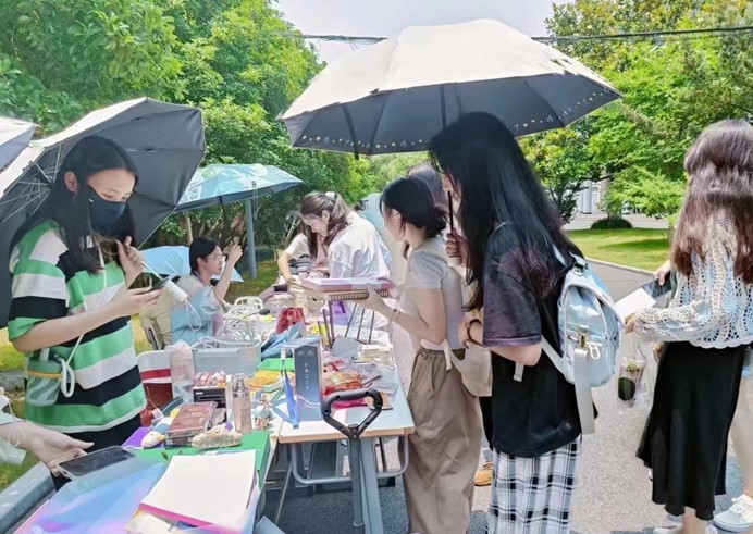 图为爱心义卖现场