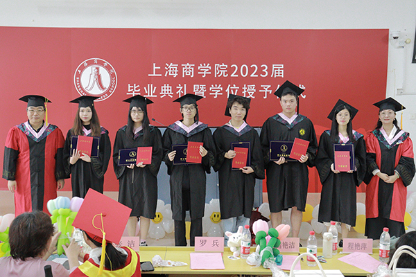 图为院长罗兵、副院长储艳洁为同学们颁发毕业证书 图为院长罗兵、副院长储艳洁为同学们颁发毕业证书