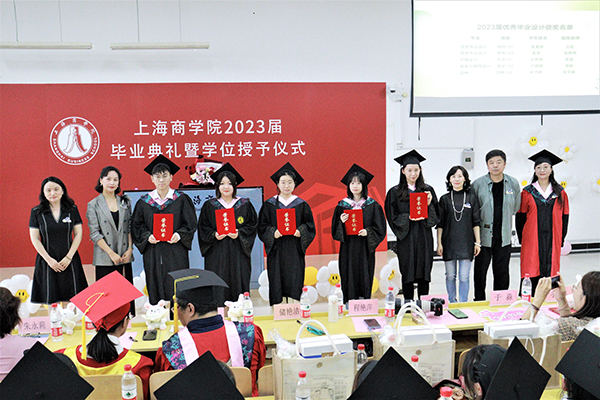 图为获奖同学合影 图为获奖同学合影