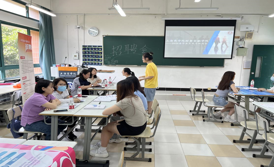 图为双选会现场