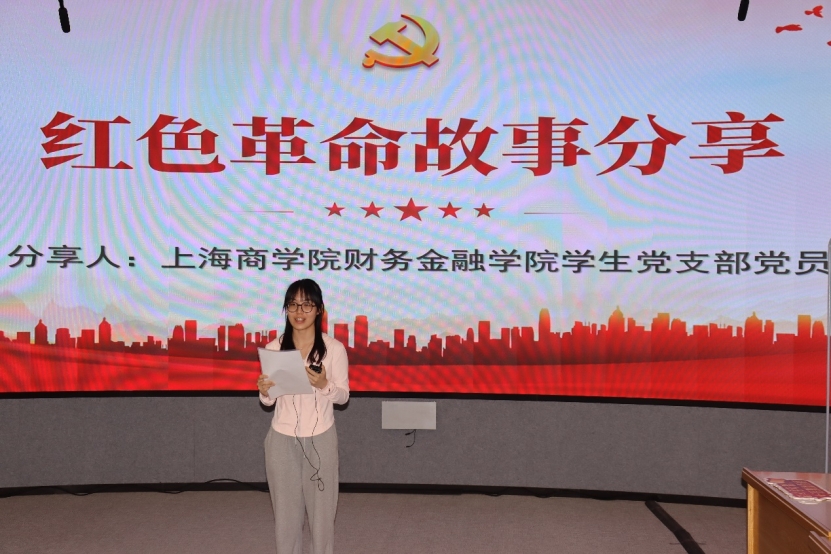 图为学生党员作分享 图为学生党员作分享