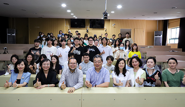 图为讲座结束后，顾传熙教授与在场部分师生合影