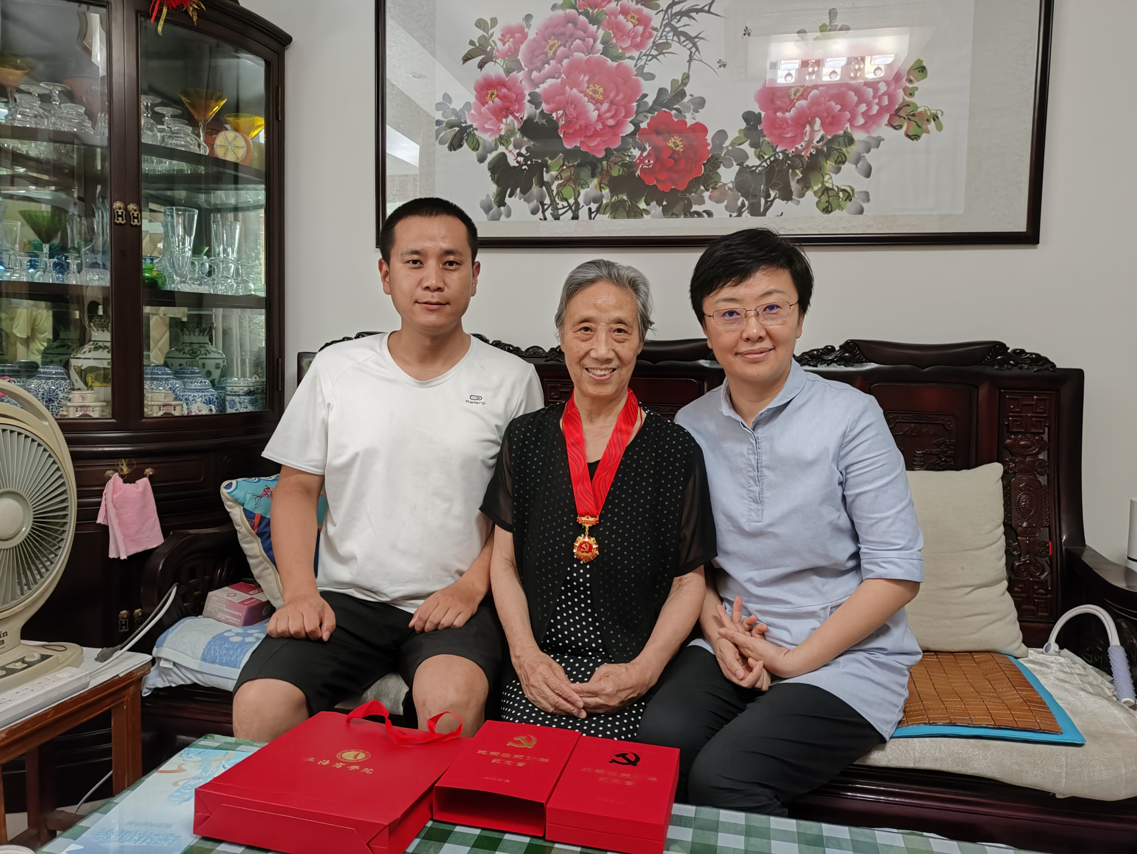 离退休工作办公室为老党员杨娅颁奖章 离退休工作办公室为老党员杨娅颁奖章