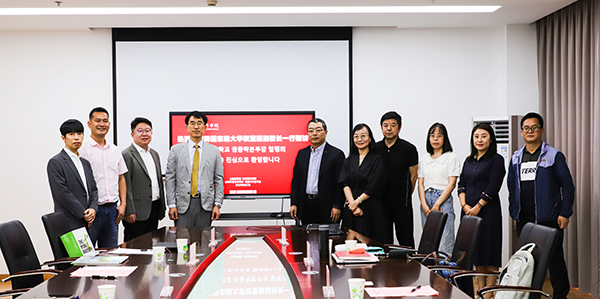 图为与会人员合影 图为与会人员合影