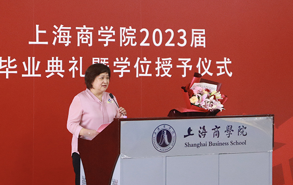 图为党总支书记朱永莉在毕业典礼上致辞 图为党总支书记朱永莉在毕业典礼上致辞