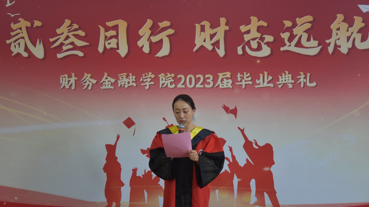 图为党总支书记伊铭宣读优秀毕业生名单