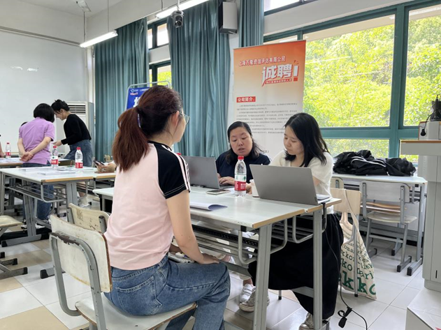 图为同学面试现场