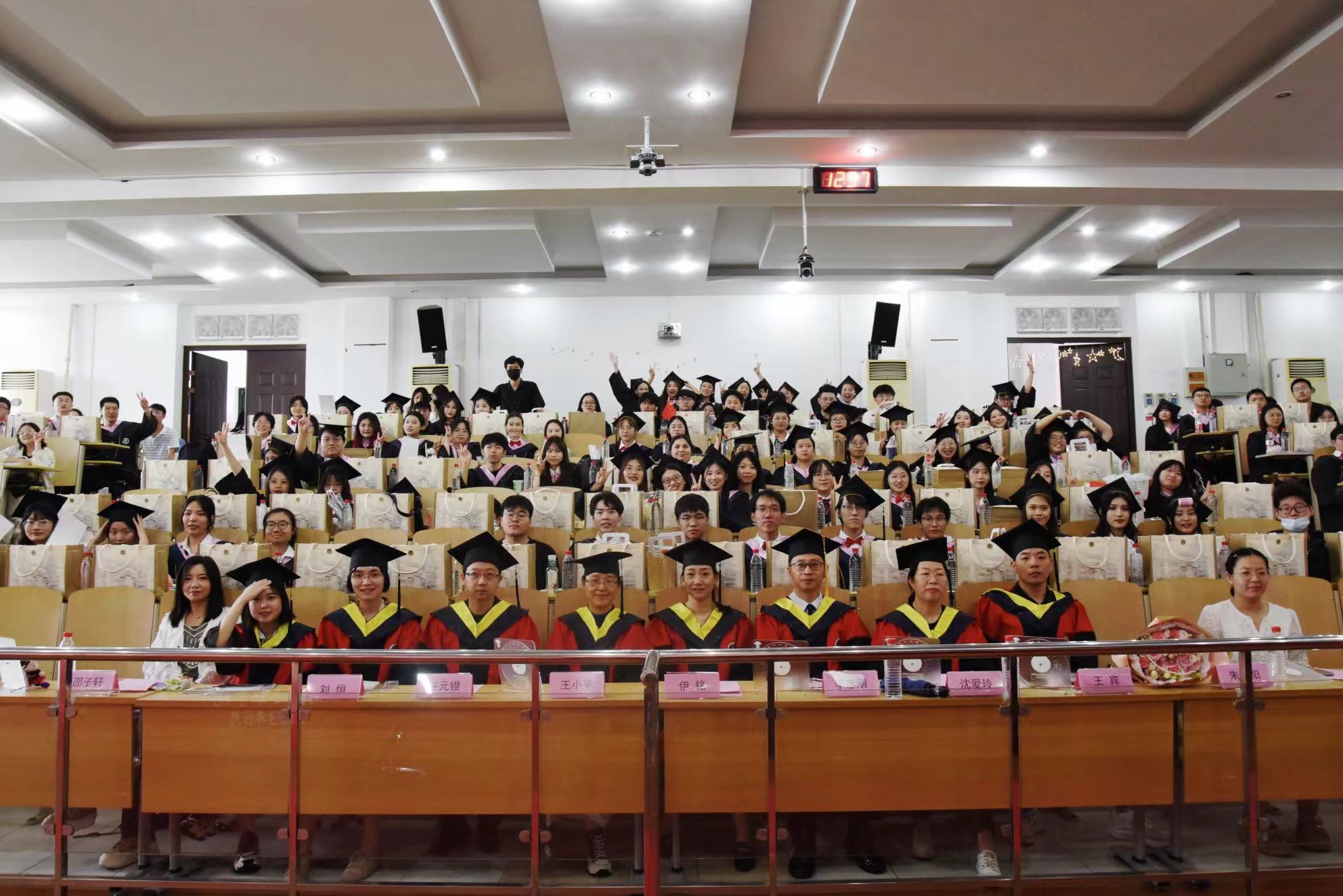 图为财务金融学院毕业典礼现场