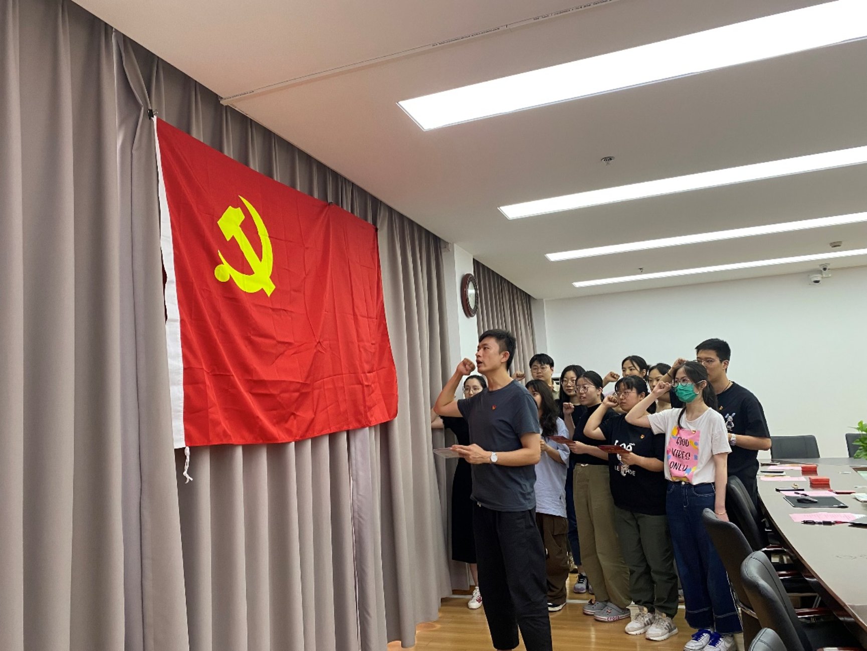 图为集体重温入党誓词