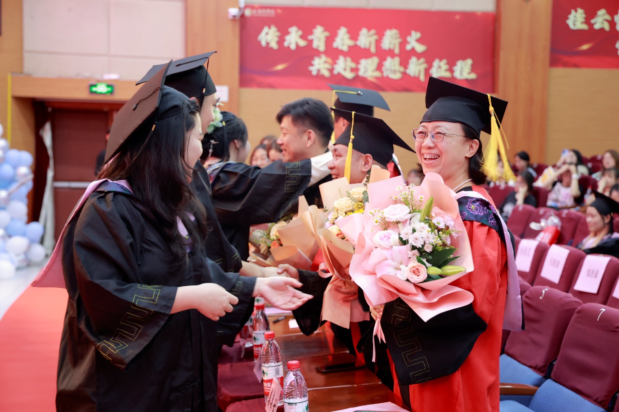 毕业生代表鲜花环节