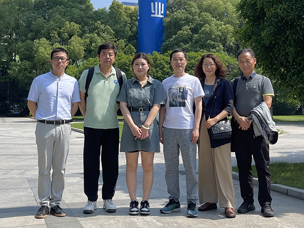 图为毕业生李梓萌(中)与老师们在走访现场合影 图为毕业生李梓萌(中)与老师们在走访现场合影