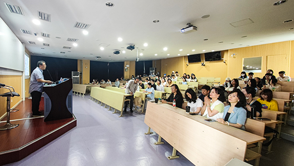 图为罗兵院长主持讲座，向同学们介绍顾传熙教授