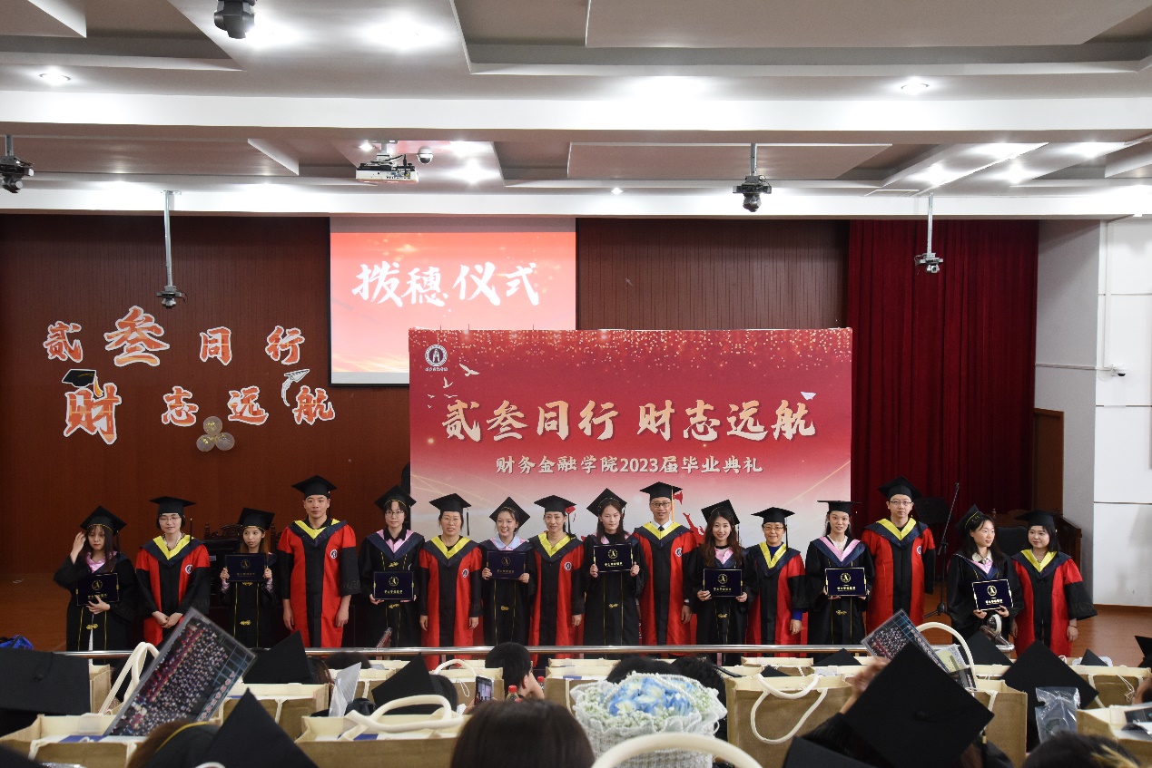 图为毕业生学位授予仪式