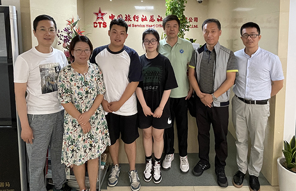 图为公司人力资源室主任房芳(左二),毕业生孙涛(左三),毕业生林俊楠(左四)与来企业走访的老师合影 图为公司人力资源室主任房芳(左二),毕业生孙涛(左三),毕业生林俊楠(左四)与来企业走访的老师合影