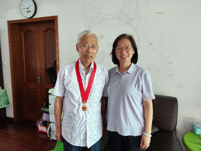 离退休党总支书记张士英为老党员顾一平颁奖章 离退休党总支书记张士英为老党员顾一平颁奖章