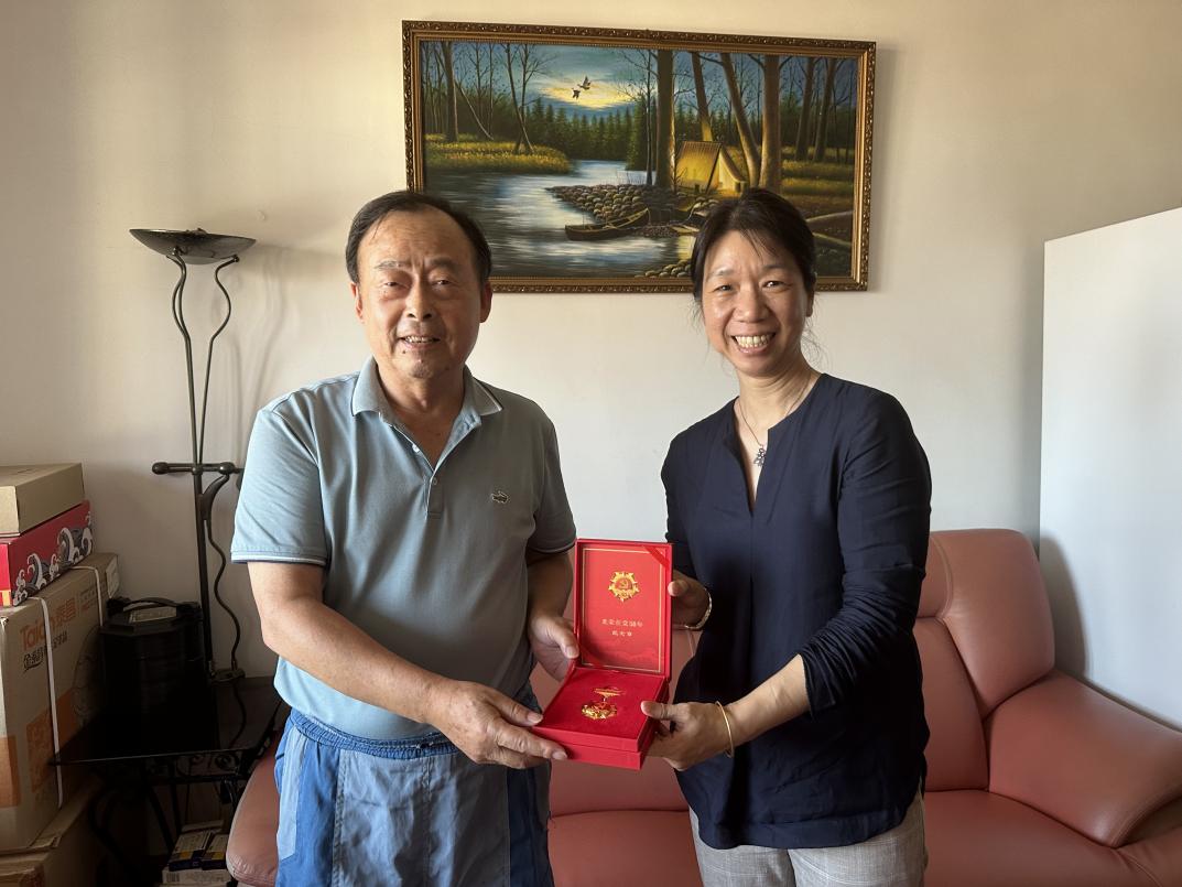 组织部长朱巍娟为刘建明教授颁奖章 组织部长朱巍娟为刘建明教授颁奖章