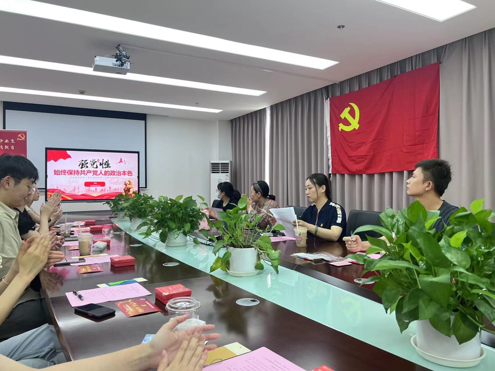 图为伊铭给毕业生党员上主题党课