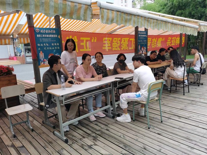 图为咨询会活动现场