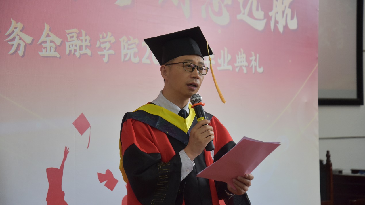 图为院长李志刚对毕业生深情寄语