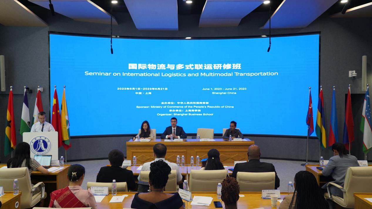 图为结业典礼现场专家代表发言