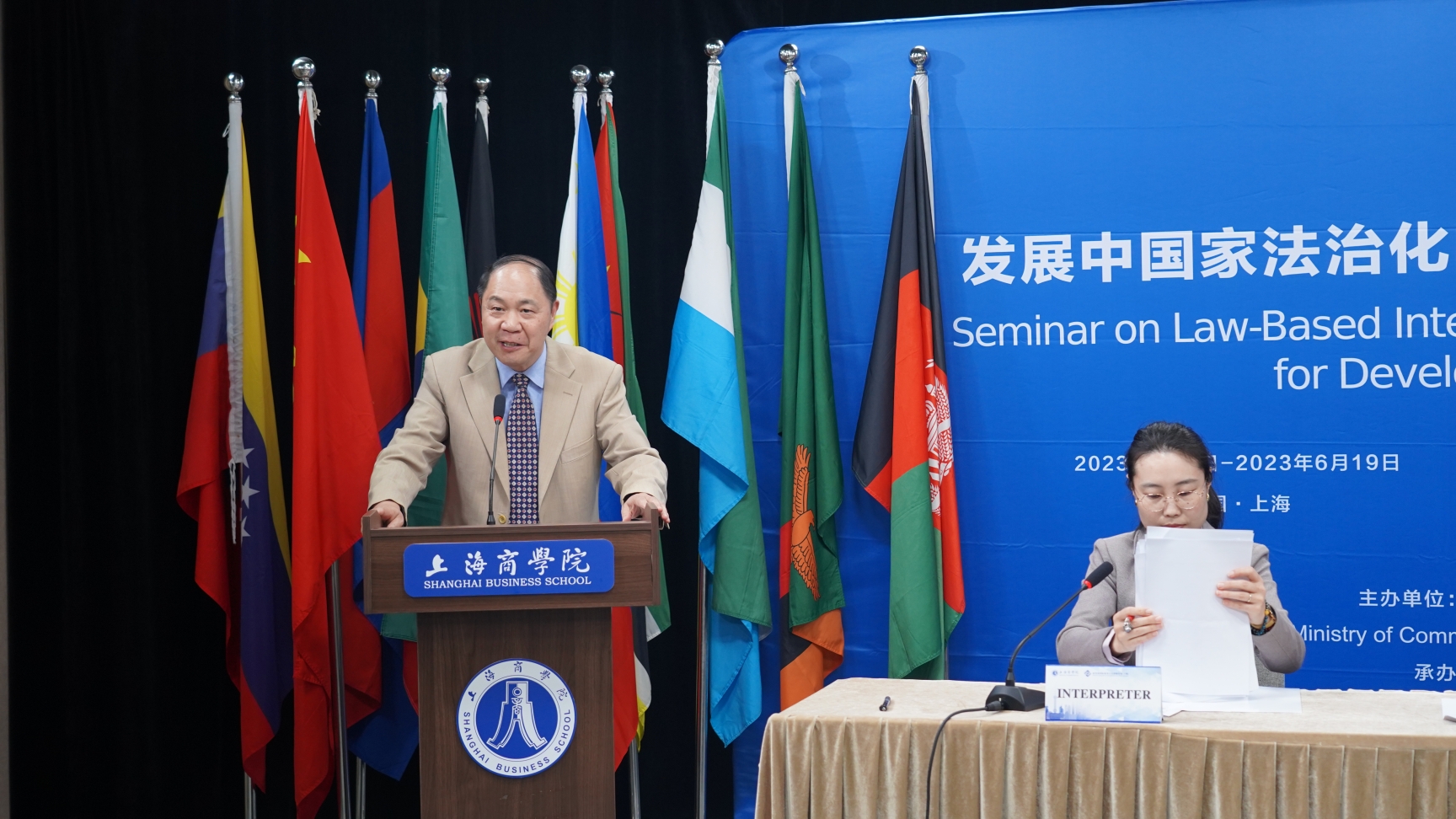 图为专家代表发言