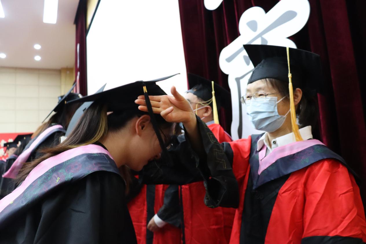 导师为毕业生拨穗正冠