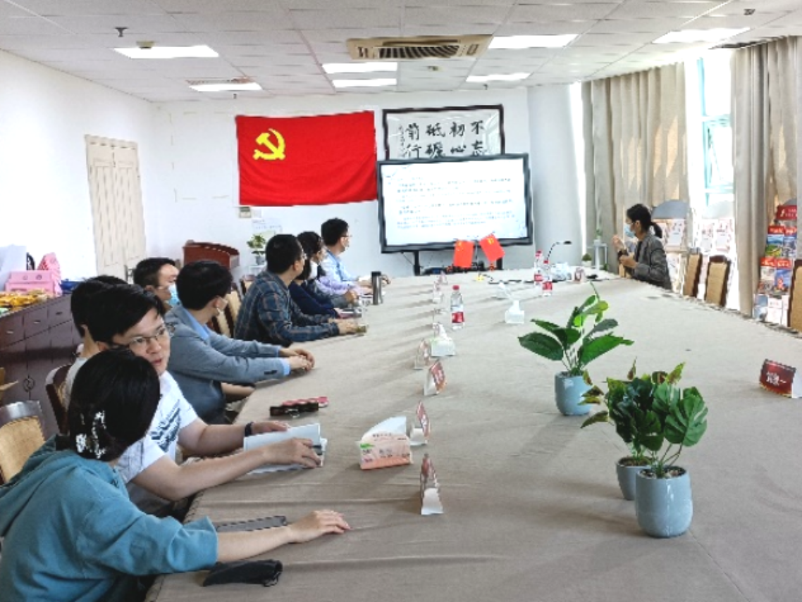 图为白莲花讲党课