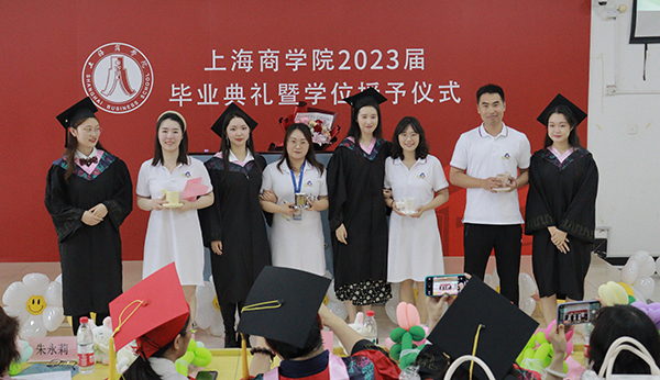 图为毕业生为辅导员献上精心准备的礼物 图为毕业生为辅导员献上精心准备的礼物