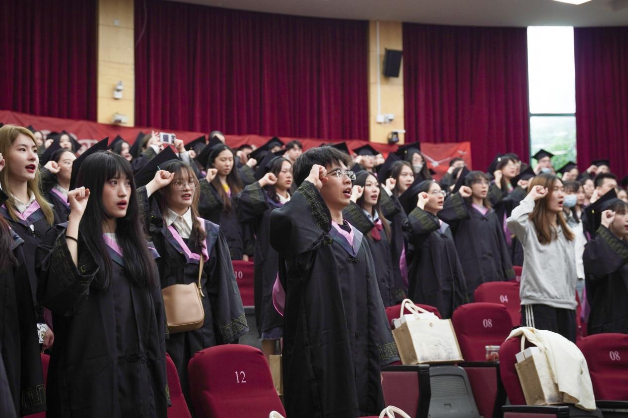 毕业生集体宣誓